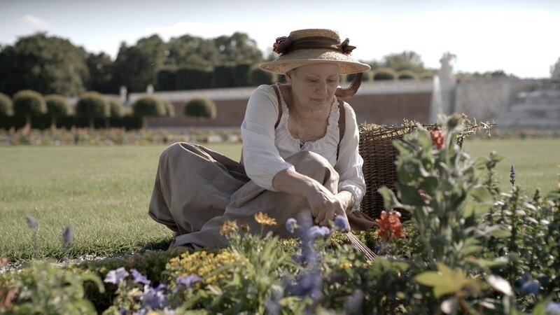 Johann Lucas von Hildebrandt wird beauftragt, die Gestaltung von Schloss und Garten zu übernehmen. Der visionäre Planer und Zeichner überlässt die praktische Umsetzung anderen. – Bild: ORF/​Kurt Mayer Film