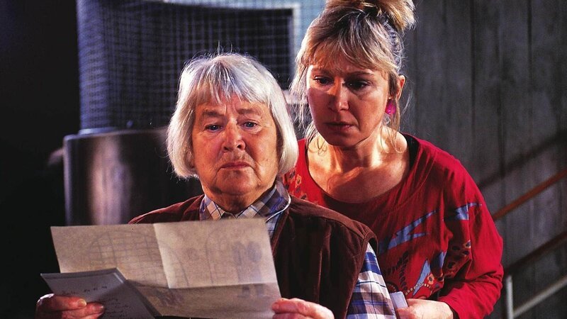 Mutz (Brigitte Renner, li.) und Ilse (Christine Walter) betrachten erschrocken den Brief von Felix, der darin einen schwarzen Mann mit blitzenden Augen gezeichnet hat … – Bild: RTL /​ Claudius Pflug