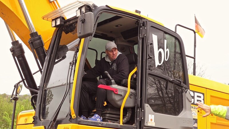 Elvis darf heute Bagger fahren Trotz anfänglicher Skepsis macht auch diese Art des „Fahrens“ den Barackler ziemlich glücklich und der Bagger-Ausbilder ist ebenfalls zufrieden. – Bild: RTLZWEI