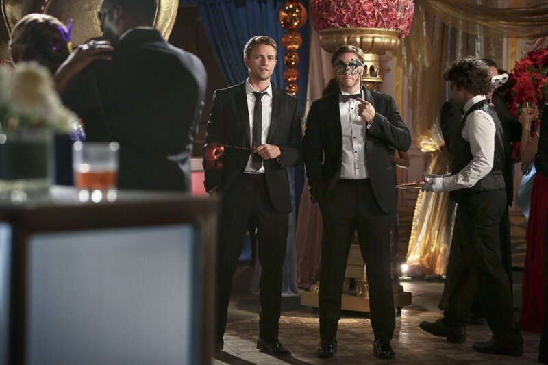 Wade (Wilson Bethel, l.) und George (Scott Porter, r.) wissen ganz genau, wie sie die Halloween-Nacht verbringen wollen. – Bild: Warner Brothers