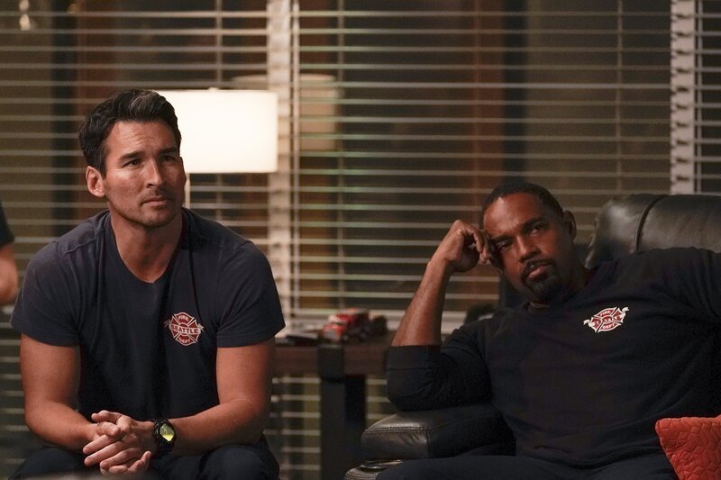 Station 19 Staffel 6 Folge 8: Die Kollegen sind sich uneins; Jay Hayden als Travis Montgomery, Jason George als Ben Warren. – Bild: American Broadcasting Companies, Inc. /​ James Clark