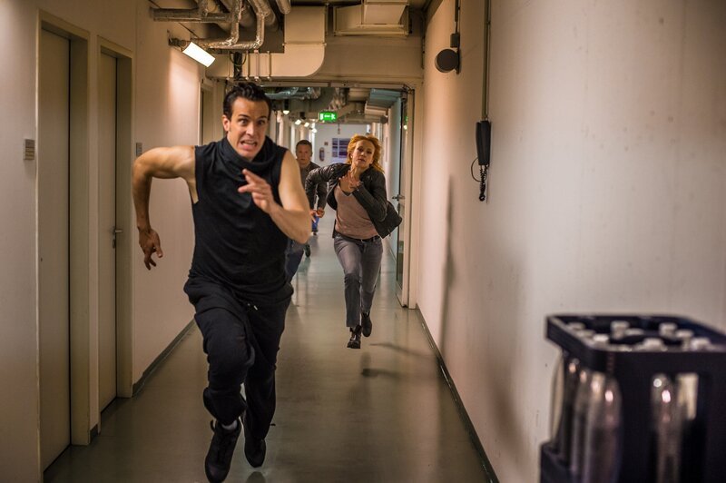 Noch ahnen Elena (Annika Ernst, r.) und Carsten (Max Urlacher, M.) nicht, warum Robin (Tobias van Dieken, l.) die Flucht ergreift … – Bild: SAT.1 /​ Wolfgang Ennenbach Eigenproduktionsbild frei