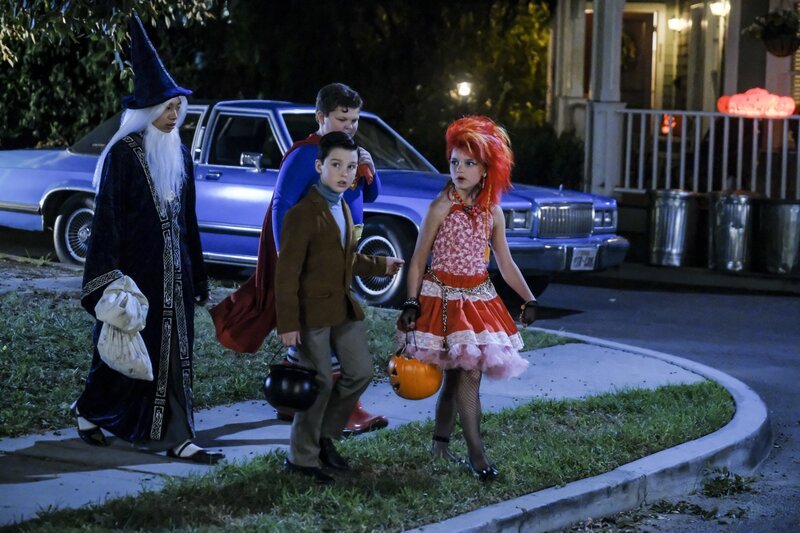 (v.l.n.r.) Tam (Ryan Phuong); Sheldon (Iain Armitage); Billy (Wyatt McClure); Missy (Raegan Revord) – Bild: WBEI /​ Darren Michaels