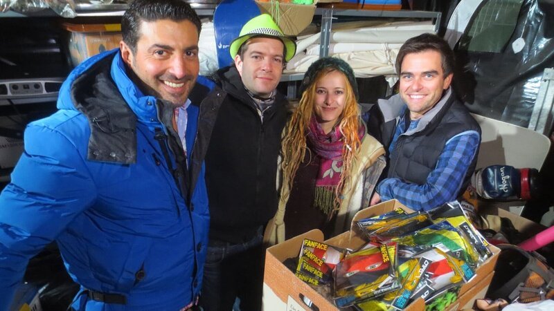 v.l. Experte Sükrü Pehlivan, Stefan, Stephanie und Markus bei der Besichtigung der Sachen. – Bild: RTL II