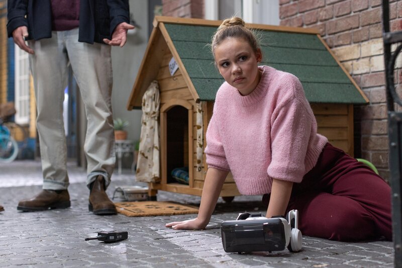 Ronja (Theresa Traser) kann ungläubig nicht fassen, dass sie an der Aufgabe scheitert. – Bild: RTL /​ Dennis-Alexander Hundt /​ Liebe vor dem Aus