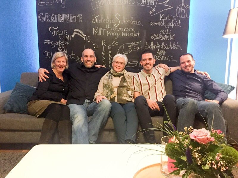 V.l.: Claudia, Gastgeber Timur, Marianne, Peter, Jan – Bild: MG RTL D /​ ITV Studios