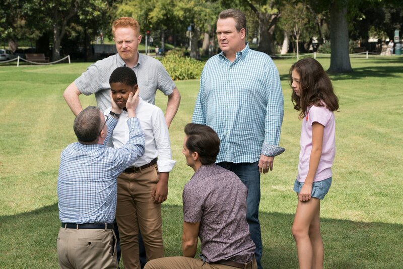 In front L-R: Pepper Saltzman (Nathan Lane), Lionel (Cedric Joe), and Ronaldo (Christian Barillas) In the back L-R: Mitchell Pritchett (Jesse Tyler Ferguson), Cameron Tucker (Eric Stonestreet) and Lily Tucker-Pritchett (Aubrey Anderson-Emmons) – Bild: Comedy Central