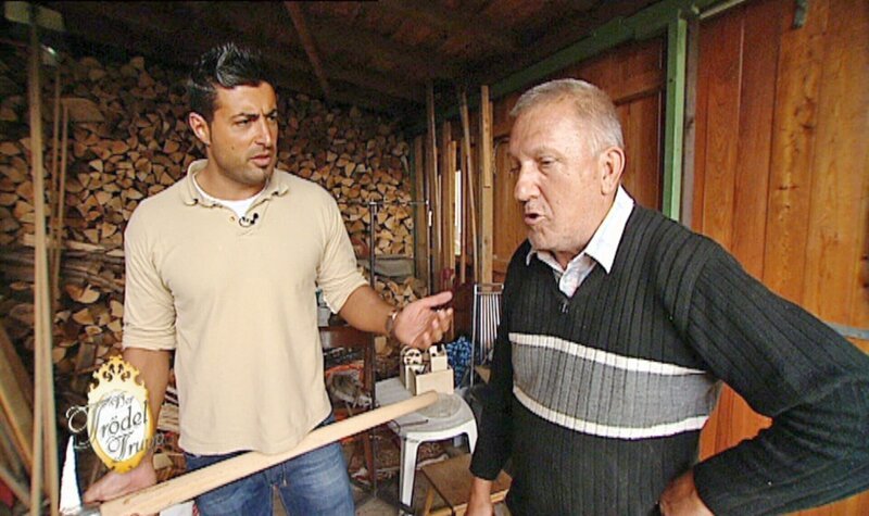 Trödelprofi Sükrü (li.) ist weiter in Bayern bei Vater Erwin und dessen Sammeltick. Drei zum Bersten gefüllte Kellerräume warten darauf, ausgemistet zu werden, aber Erwin verteidigt seine Schätze mit Händen und Füßen. – Bild: RTL II