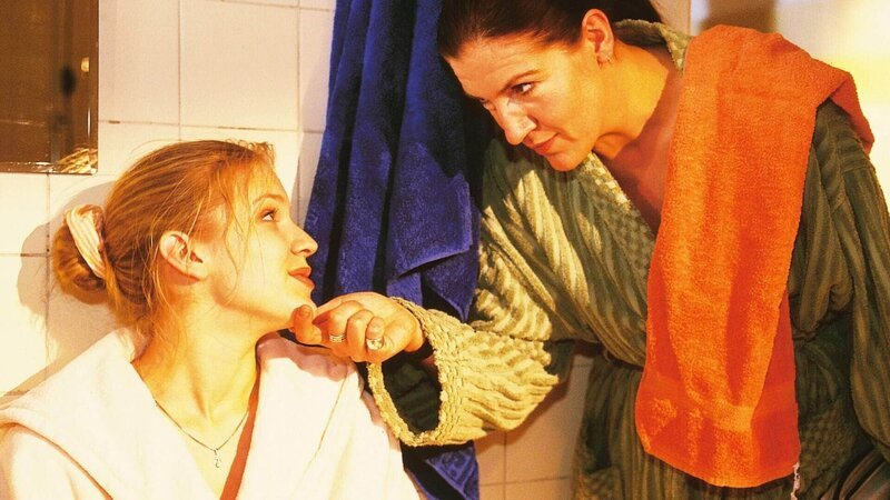 Walter (Katy Karrenbauer, re.) hat bei Blondie (Victoria Madincea) diesmal mehr Glück mit ihren Annäherungsversuchen. – Bild: RTL