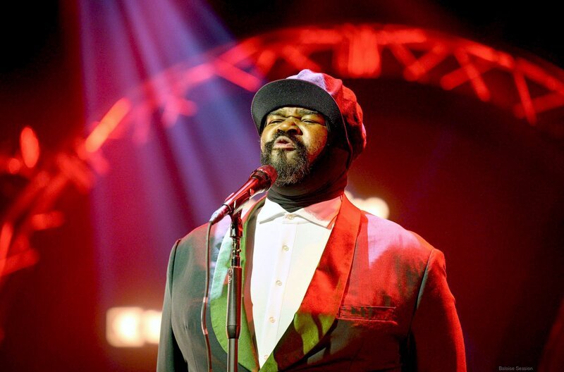 Durch seine voluminöse und doch zärtliche Stimme wurden Stars auf Gregory Porter aufmerksam, und das Publikum ebenso. – Bild: Dominic Pluess Durch seine voluminöse und doch zärtliche Stimme wurden Stars auf Gregory Porter aufmerksam, und das Publikum ebenso. – Bild: Dominic Pluess