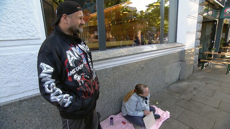 Jessica (40) und Olaf (55) haben ganz andere Sorgen: Sie müssen diesen Monat mit gerade einmal 25 Euro auskommen. Schuld sind Unstimmigkeiten bei der Überweisung der Wohnungsmiete. Um über die Runden zu kommen, versuchen sie sich im Schnorren mitten auf dem Kiez. – Bild: RTLZWEI