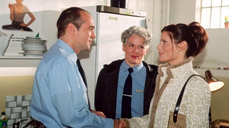 Birgit Schnoor (Uta Prelle, Mi.) stellt ihrer Freundin Miriam (Cornelia Schindler) ihren Freund Uwe Grauel (Holger Hauer) vor. – Bild: TVNOW /​ Kathrin Knoke