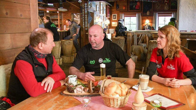 Harry Prünster zu Gast auf der Schoarl-Hütte. – Bild: ORF III