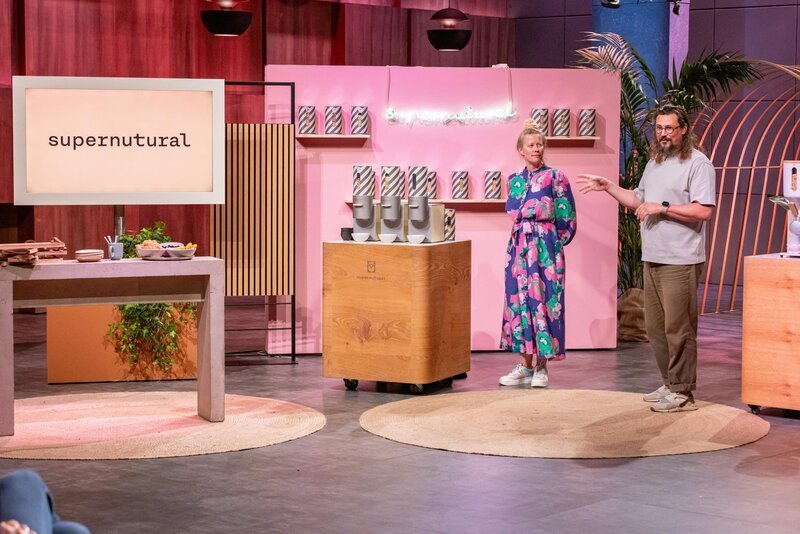Amelie und Timo Sperber präsentieren den Nutbooster von supernutural und erhoffen sich ein Investment von 500.000 Euro für 6,25 Prozent der Firmenanteile. – Bild: RTL /​ Bernd-Michael Maurer /​ Folge 169