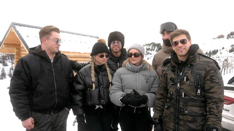 Davina und Shania laden ihre Freunde zum Ski-Ausflug ins Chalet nach Valberg ein. Für Ozan wird es die Premiere auf Skiern! Während in Monaco der Sommer in vollem Gange ist, wird die Gang in Valberg vom Schneetreiben überrascht. – Bild: RTLZWEI