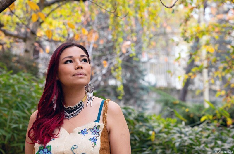 Twyla Edgi-Masuzumi weiß, dass in der Verbindung zwischen Mensch und Natur ein Schlüssel zum Überleben der gesamten Menschheit liegt. – Bild: Christelle Alix