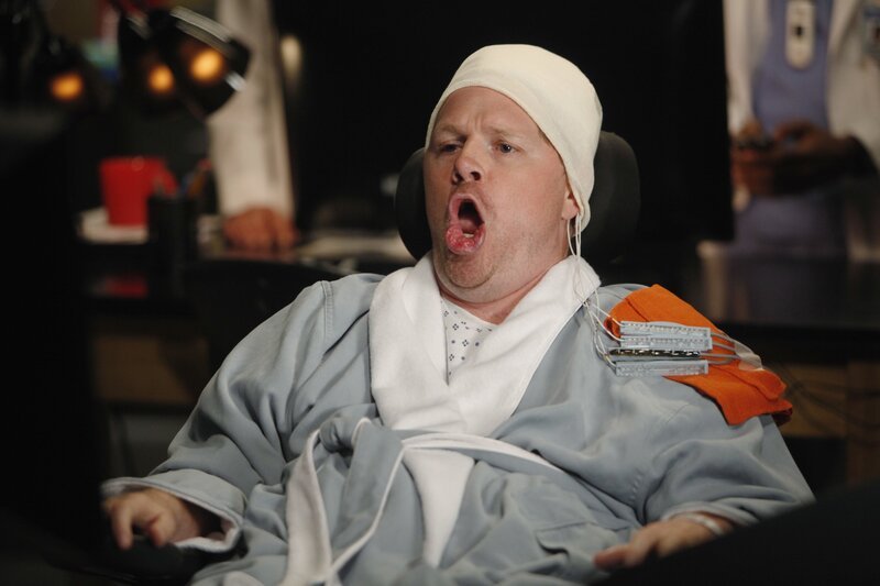 Der vom Hals abwärts gelähmte Mickey Wenschler (Jay Cramer) muss sich der Tatsache stellen, dass bei ihm ein schwieriger Hirntumor festgestellt wurde … – Bild: American Broadcasting Companies, Inc.