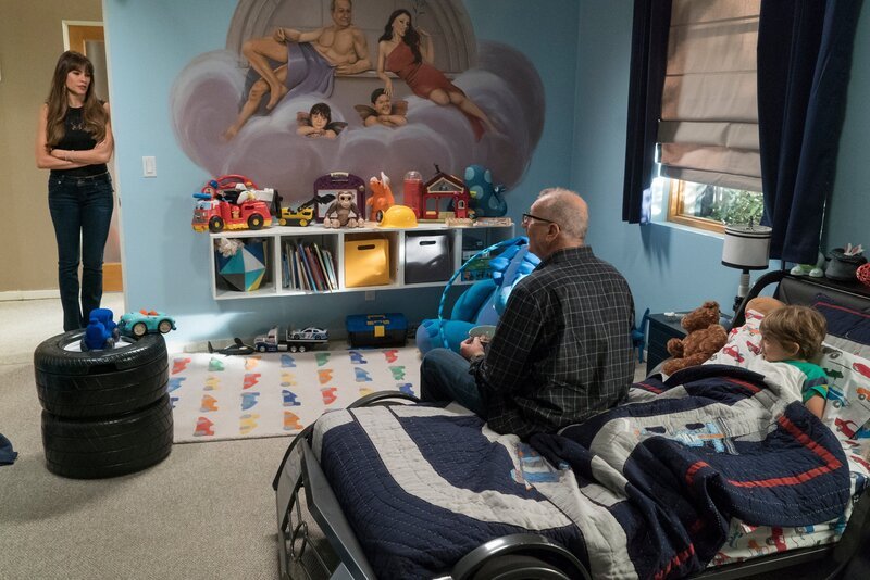 L-R: Gloria Delgado-Pritchett (Sofía Vergara), Jay Pritchett (Ed O’Neill), Joe Pritchett (Jeremy Maguire) – Bild: Comedy Central