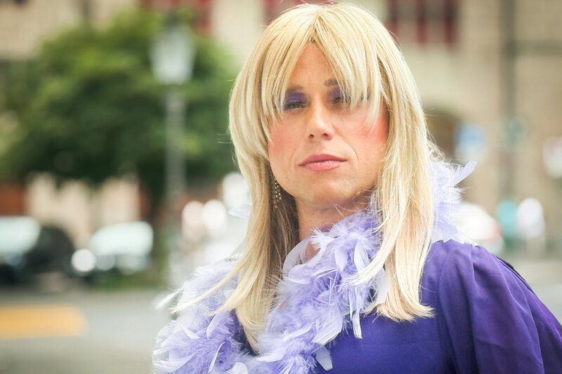 SRF bi de Lüt – Fitze übernimmt. «Fitze übernimmt» im Kanton Glarus. Jan Fitze als Drag Queen. – Bild: SRF1
