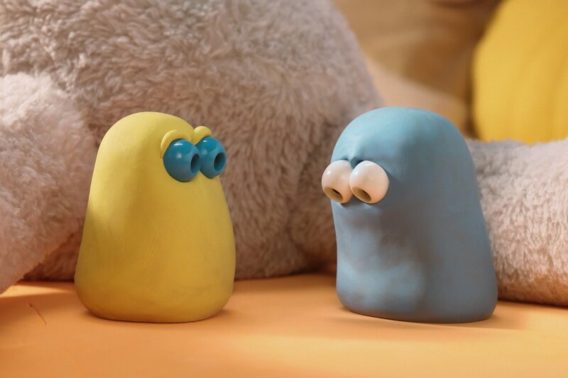 Guetnachtgschichtli Die Mini Boings - Farbe und Gumpe Staffel 1 Folge 4 Die Mini-Boings finden Farbe auf dem Boden und werden sehr kreativ. Und dann hüpfen die Mini-Boings auf dem Stoffhasen herum. Aber Blau fällt runter. – Bild: SRF/​Aardman