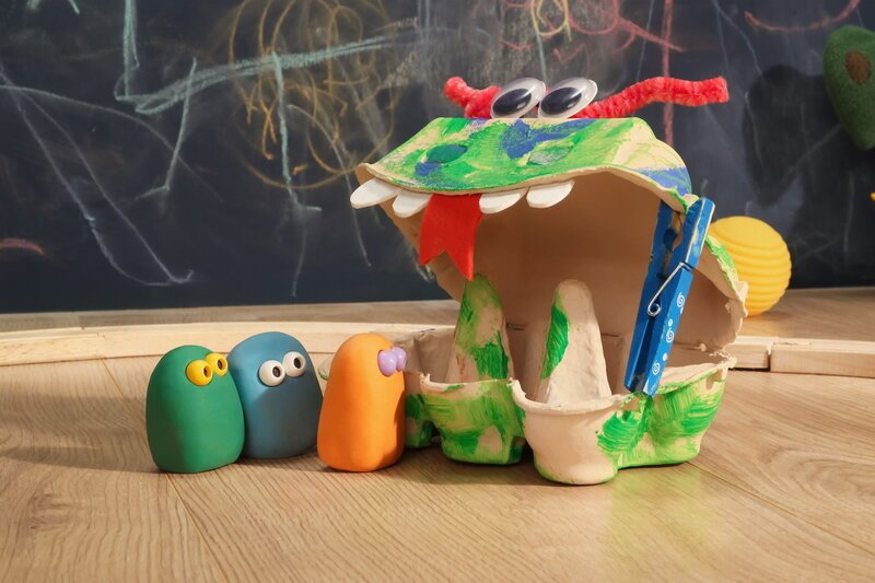 Guetnachtgschichtli Die Mini Boings - Unghüür und Ballon Staffel 1 Folge 5 Die Mini-Boings finden Farbe auf dem Boden und werden sehr kreativ. Und dann hüpfen die Mini-Boings auf dem Stoffhasen herum. Aber Blau fällt runter. – Bild: SRF/​Aardman