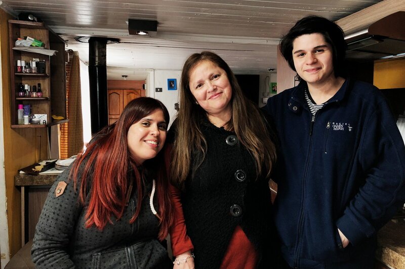 Meine fremde Heimat. Folge 6 und 7: ChileSara zusammen mit ihrer leiblichen Mutter Paola und ihrem Halbbruder Benjamin. – Bild: SRF2