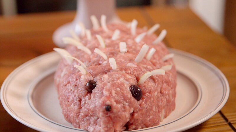 Diese Folge weckt die Feierlaune und erinnert an kulinarische wie kulturelle Sünden vom Mettigel bis zum Lipsi-Tanzen, vom Kegelabend bis zum Käsepilz. – Bild: ZDF und Jupp Tautfest