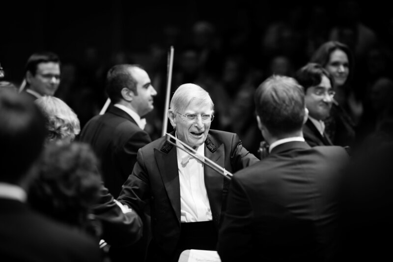 Herbert Blomstedt dirigiert die Bamberger Symphoniker: Johannes Brahms, Symphonie Nr. 4, e-Moll, op. 98. – Bild: Bamberger Symphoniker/​Andreas Herzau