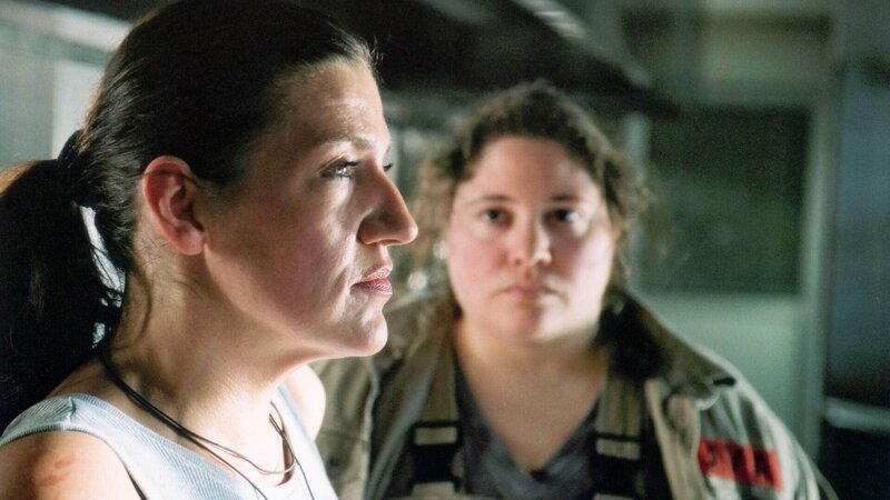 Walter (Katy Karrenbauer, li.) erzählt Nancy (Livia S. Reinhard), dass sie auch mal vergewaltigt wurde … – Bild: MG RTL D /​ Kathrin Knoke