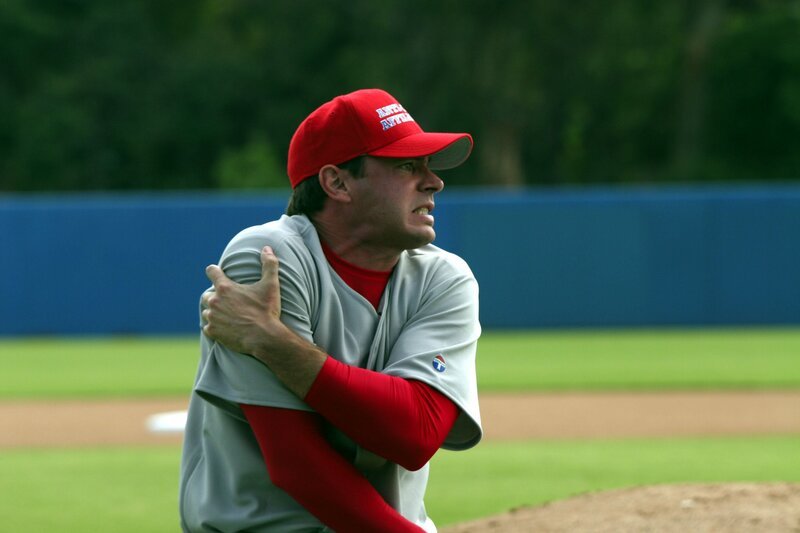 Der berühmte Baseballspieler Hank Wiggen (Scott Foley) bricht sich während des Drehs eines Anti-Drogen-Werbespot bei einem Ballwurf einen Oberarm … – Bild: FOX BROADCASTING COMPANY