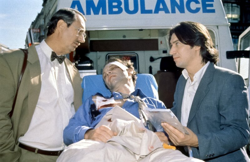 „Kommissar Rex“, „Endstation Wien.“ Im Herzen von Wien, auf der Terrasse des Haas-Hauses, explodiert eine Bombe. Ein Mann wird sechs Stockwerke in die Tiefe geschleudert. Der Tote ist ein hoher KGB-Offizier. Er wollte Schwarz- und Schmiergelder abholen. Bei der Verfolgung des Attentäters kommt es zu einer Schießerei. Der Hundeführer von Rex wird bei dem Polizeieinsatz erschossen – Kommissar „Richie“ Moser kann den Hund retten. Rex revanchiert sich: Er begleitet Moser auf seinen Recherchen im Milieu der Wiener Ost-Händler.Im Bild (v.li.): Gerhard Zemann (Dr. Leo Graf), Alexander Strobele (Markus Spitzer), Tobias Moretti (Richard „Richie“ Moser). – Bild: ORF III