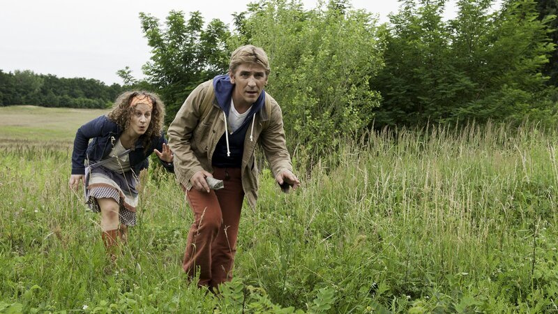 Fritz (Guido Hammesfahr) und Frida (Alessija Lause) schleichen sich heimlich auf die Wildwiese, um bedrohte Schmetterlinge zu finden. – Bild: ZDF und Antje Dittmann