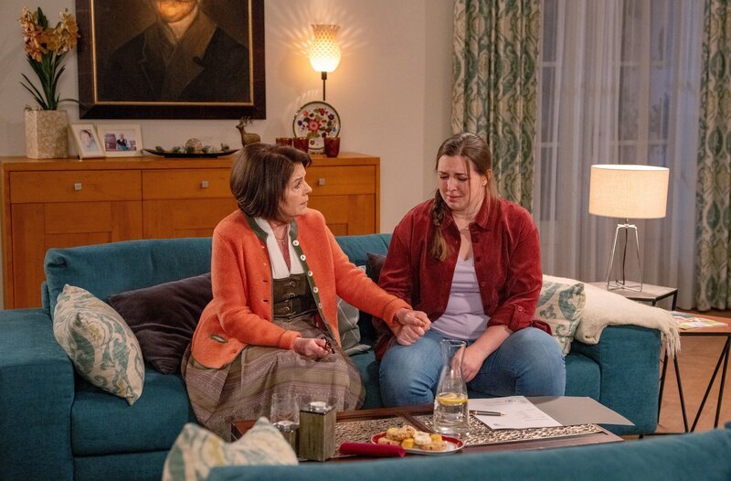 Sophia (Patricia Freund, rechts) erklärt Rosi (Brigitte Walbrun), dass sie sich überfordert fühlt und nicht weiß, ob sie das Bürgermeisterinnenamt annehmen kann. – Bild: BR/​Ewa Wiese