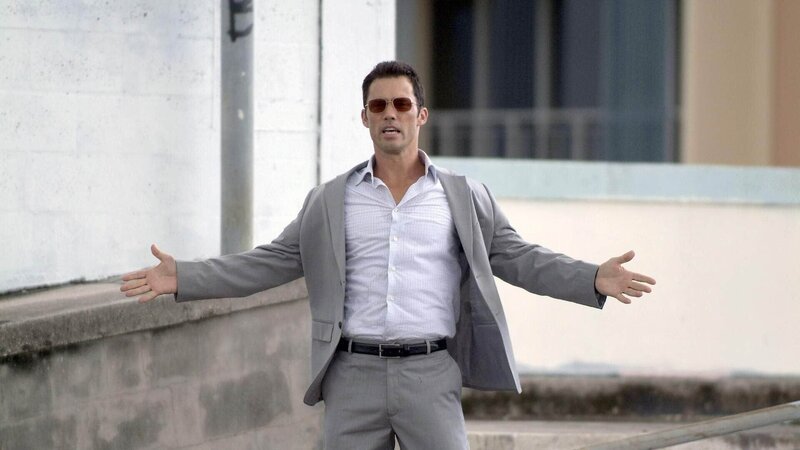 Um das Vertrauen eines wichtigen Informanten zu gewinnen, beweist Michael (Jeffrey Donovan), dass er unbewaffnet ist. – Bild: RTL /​ Twentieth Century Fox