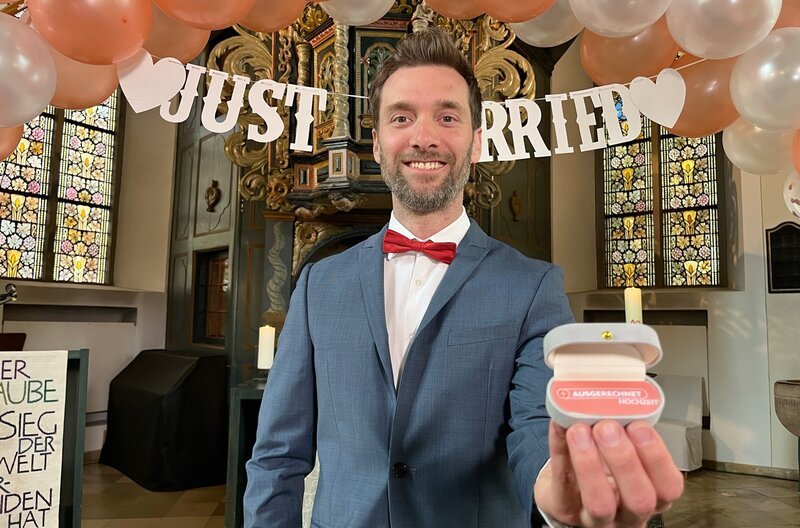 Ja ich will! Das sagten 2022 380.700 Paare. Aber was geben sie für den schönsten Tag des Lebens aus? Das findet Daniel Aßmann bei „Ausgerechnet – Hochzeit“ heraus. – Bild: WDR/​Bavaria Entertainment GmbH/​Selina Schmidt