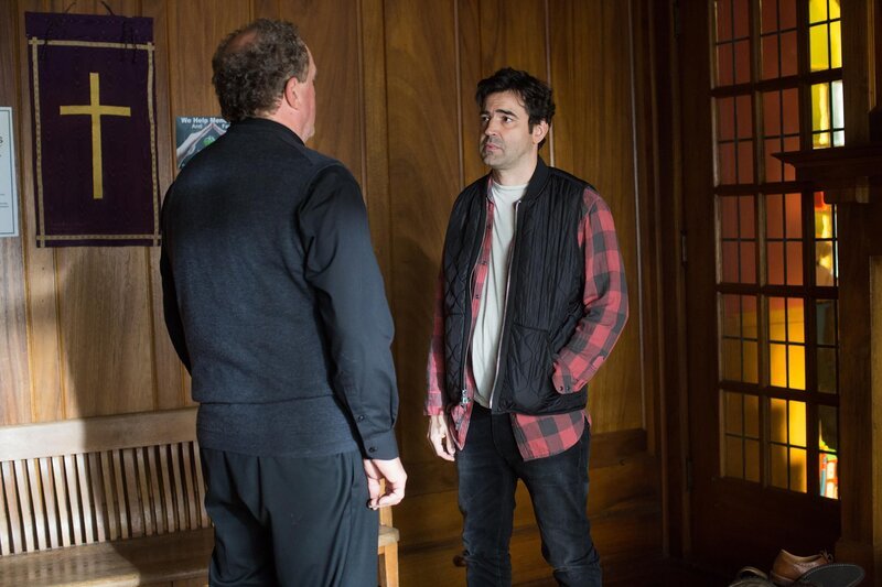 Pater Michael (Eric Keenleyside, l.); Sam Loudermilk (Ron Livingston, r.) – Bild: 2017 Primary Wave Productions, LLC. All Rights Reserved. Lizenzbild frei