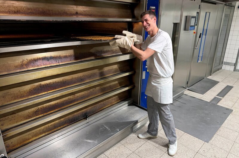 Bäcker Sören Rasche ist in den Familienbetrieb mit eingestiegen. – Bild: NDR