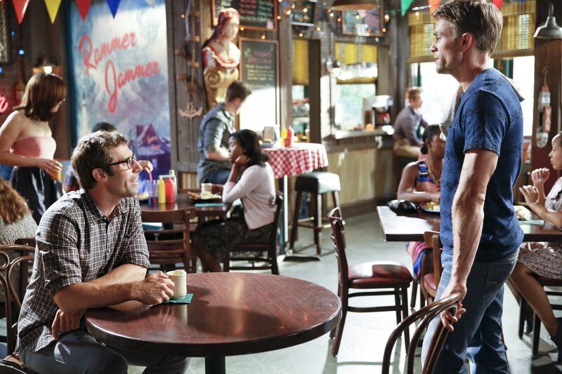 Neue beste Freunde: Joel (Josh Cooke, l.) und Wade (Wilson Bethel, r.) … – Bild: Warner Brothers