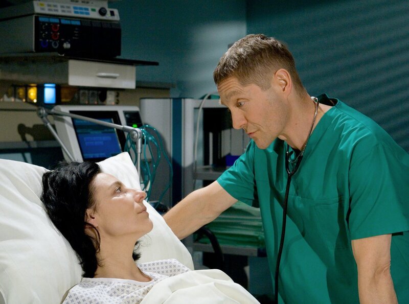 Angelika (Susanne Jansen) hatte eine Nachblutung. Als ihr Dr. Kaminski (Udo Schenk) das Leben rettet, holt dieses Ereignis alle Beteiligten aus ihren emotionalen Verstrickungen heraus und die Gefühle klären sich. – Bild: NDR/​MDR/​Krajewsky