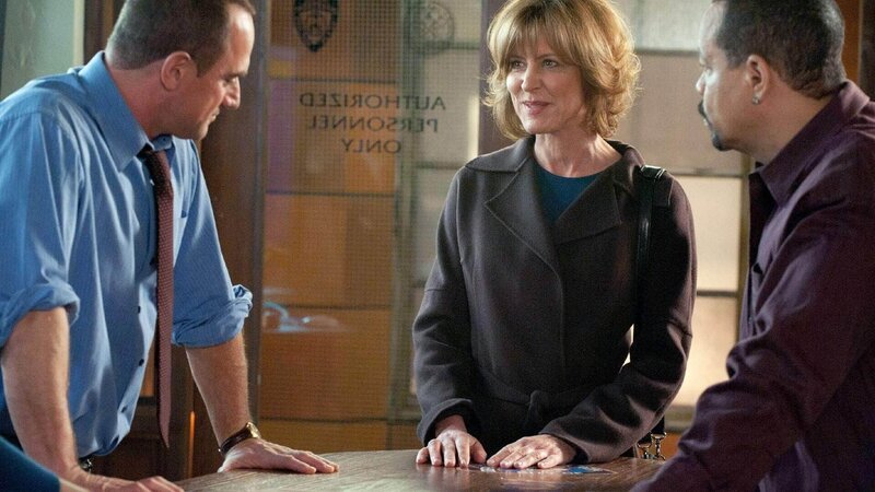 Kann Staatsanwältin Sonya Paxton (Christine Lathi) den Detectives Elliot Stabler (Christopher Meloni, l.) und Odafin Tutualo (Ice-T) weiterhelfen? Auf der Hudson University soll angeblich eine Studentin vergewaltigt worden sein. – Bild: RTL /​ Universal