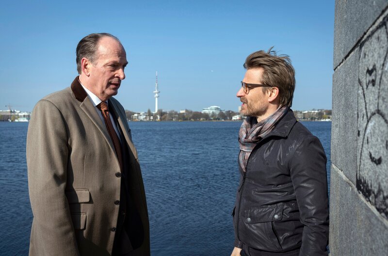 Markus Gellert trifft sich mit seinem Mandanten Hans-Jörg Fricke, der von seinem ehemaligen Arbeitgeber wegen Brandstiftung verklagt worden ist. – Bild: ARD/​Georges Pauly