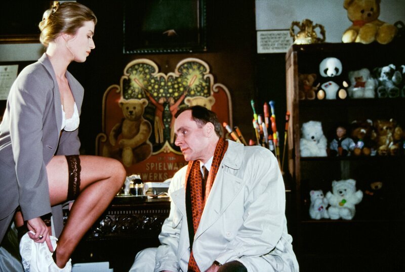 Diana Neuwirth (Nina Franoszek) hat mit ihrem ehemaligen Liebhaber Paul Steger (Tony Slama) in der Spielzeugfabrik ein intimes Rendezvous. – Bild: ORF III