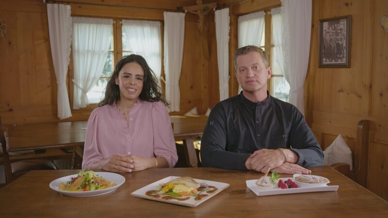 Das Wirtepaar Niama Tikouk Schmid und Michael Schmid der Altstaufner Einkehr in Oberstaufen stellen ihr 3-Gänge-Menü vor. – Bild: Marie-Luise Struve /​ BR /​ Bewegte Zeiten Filmproduktion GmbH