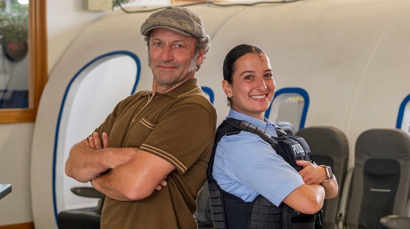 Von links: Schmidt Max und Polizeimeisteranwärterin Landu Mprioteli. Weiteres Bildmaterial finden Sie unter www.br-foto.de. – Bild: BR/​south & browse GmbH/​Susanne Bernhard