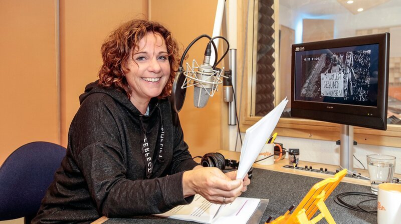 Radiomoderatorin Steffi Neu, die just 1971 am Niederrhein auf die Welt kam, erzählt den Film. – Bild: WDR/​ Fulvio Zanettini