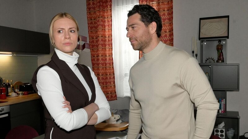 Wegen ihrer Dünnhäutigkeit droht Zoe (Lara Dandelion Seibert) ihren einzigen Verbündeten Carlos (Patrick Fernandez) zu verprellen. – Bild: RTL