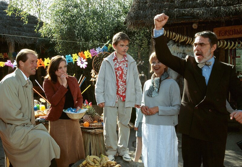 Für gute Laune bei der Geburtstagsparty des kleinen Jonas sorgt nicht sein Vater, sondern Großvater Georg Baumgart. – Bild: BR/​ARD/​Christa Köfer