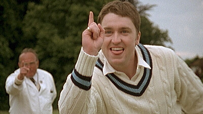 Sergeant Troy (Daniel Casey, r.) zeigt im Team von Midsomer Worthy ungeahnte Talente als extrem erfolgreicher Kricketspieler. – Bild: Honorarfrei