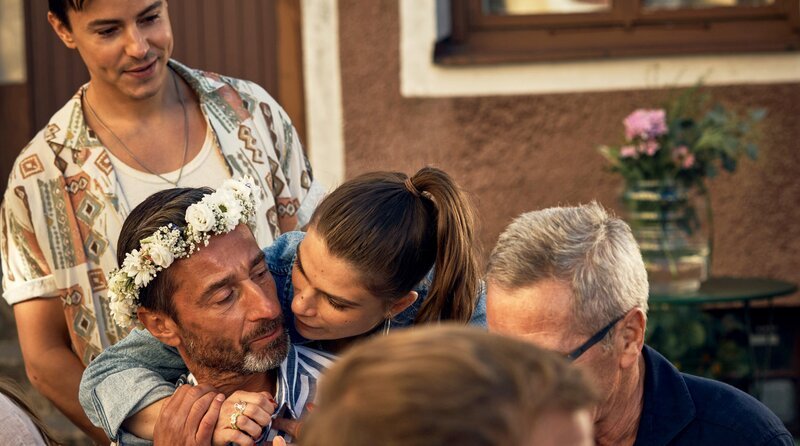 Arvidssons (Peter Perski, unten li.) Tochter Iris (Tehilla Bladunten, Mitte) hat Liebeskummer. – Bild: ARD Degeto/​TV4/​Warner Bros. ITVP/​Cologne Film/​Johan Stjérneus