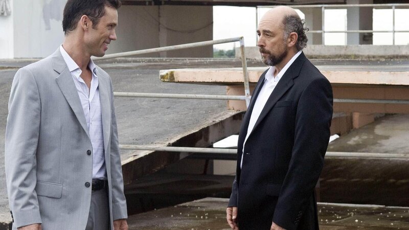 Michael (Jeffrey Donovan, l) glaubt, in Phillip Cowan (Richard Schiff) endlich den Mann gefunden zu haben, der für seine Burn Notice verantwortlich ist. – Bild: RTL /​ Twentieth Century Fox